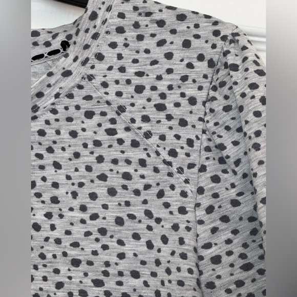 DEMOCRACY SHIRT. GRAY LEOPARD PRINT KNIT FABRIC. CREW NECK. PETITE XL. LIKE NEW - Picture 6 of 12